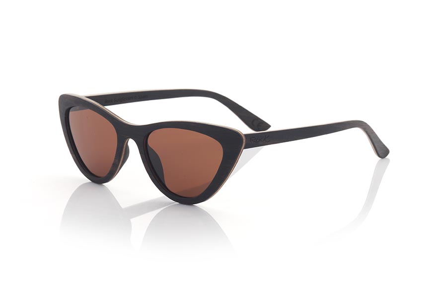 Gafas de Madera Natural de Ébano LENA. Las gafas de sol de madera LENA son una opción elegante y sostenible para mujeres que buscan estilo y calidad. Fabricadas íntegramente con madera laminada de EBANO se ha intercalado un lámina de madera de ROBLE en la montura, para ofrecer una combinación única de texturas y colores. Con un diseño de ojo de gato, estas gafas son ideales para mujeres que buscan un toque retro y sofisticado en su estilo. Disponibles en dos colores de lentes sólidas, estas gafas de sol LENA son perfectas para completar cualquier outfit con un toque de distinción. Medida frontal 143x46mm Calibre: 52 Venta al Por Mayor y Detalle | Root Sunglasses® 